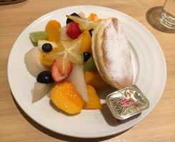 南新宿の果樹園リーベルのフルーツ盛り沢山パンケーキ 新宿グルメ食べ歩き